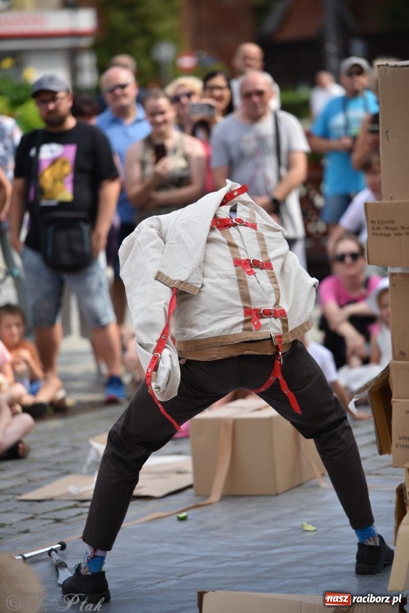 Zdjęcie w galerii na portalu naszraciborz.pl: Co to za cyrki? Spektakl na raciborskim Rynku wiadomości z regionu