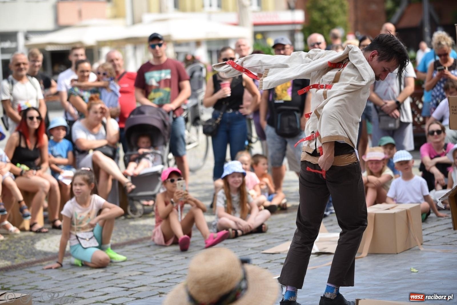 Zdjęcie w galerii na portalu naszraciborz.pl: Co to za cyrki? Spektakl na raciborskim Rynku wiadomości z regionu