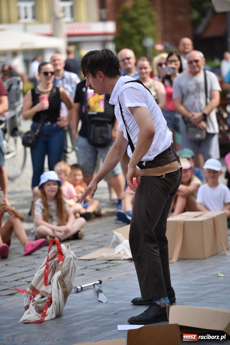 Zdjęcie w galerii na portalu naszraciborz.pl: Co to za cyrki? Spektakl na raciborskim Rynku wiadomości z regionu