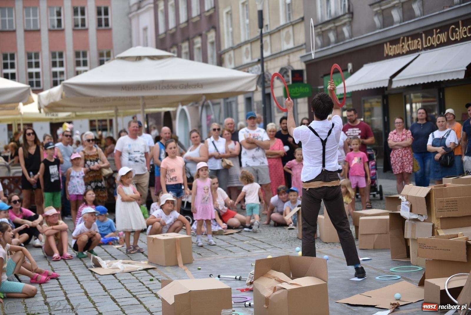 Zdjęcie w galerii na portalu naszraciborz.pl: Co to za cyrki? Spektakl na raciborskim Rynku wiadomości z regionu
