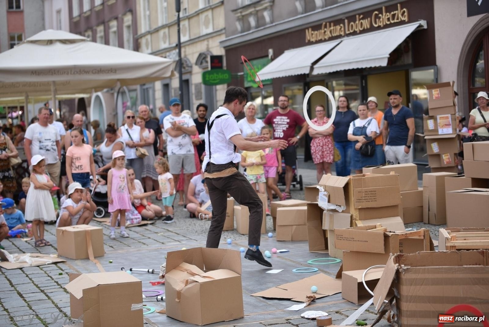 Zdjęcie w galerii na portalu naszraciborz.pl: Co to za cyrki? Spektakl na raciborskim Rynku wiadomości z regionu