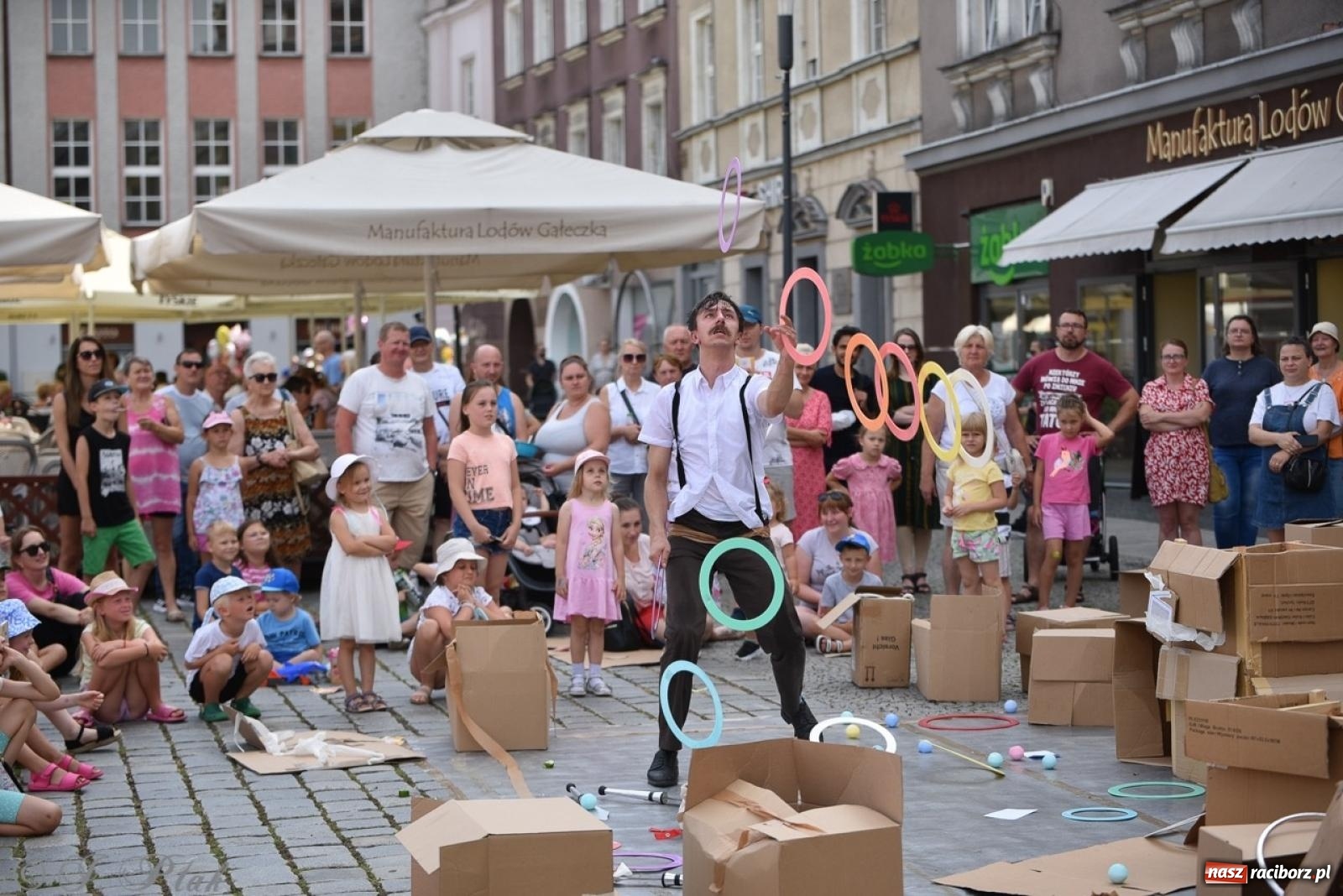 Zdjęcie w galerii na portalu naszraciborz.pl: Co to za cyrki? Spektakl na raciborskim Rynku wiadomości z regionu