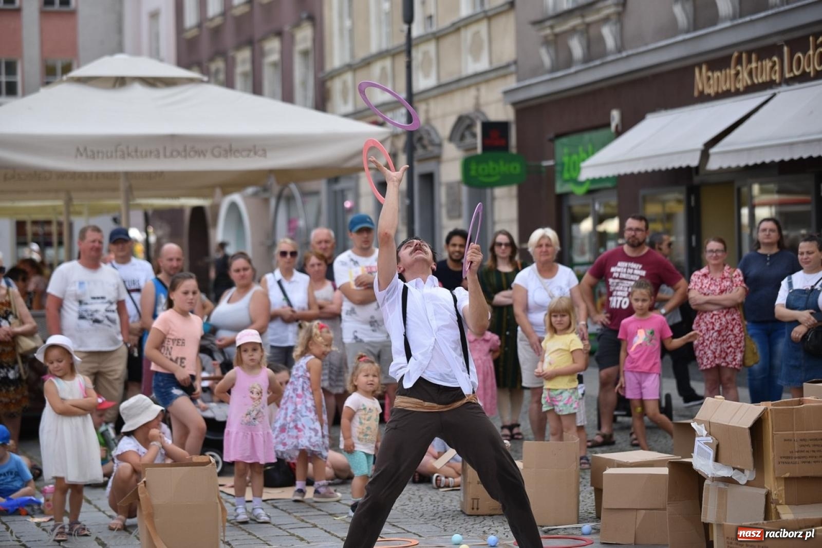 Zdjęcie w galerii na portalu naszraciborz.pl: Co to za cyrki? Spektakl na raciborskim Rynku wiadomości z regionu
