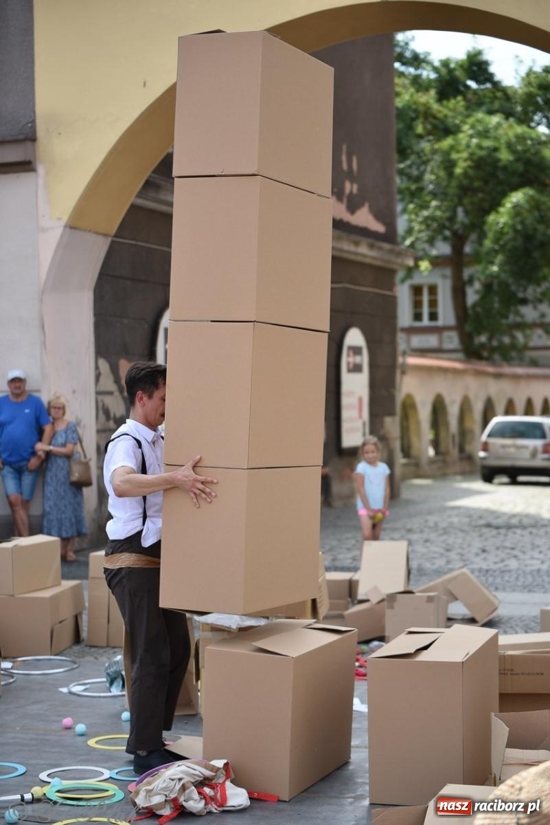Zdjęcie w galerii na portalu naszraciborz.pl: Co to za cyrki? Spektakl na raciborskim Rynku wiadomości z regionu