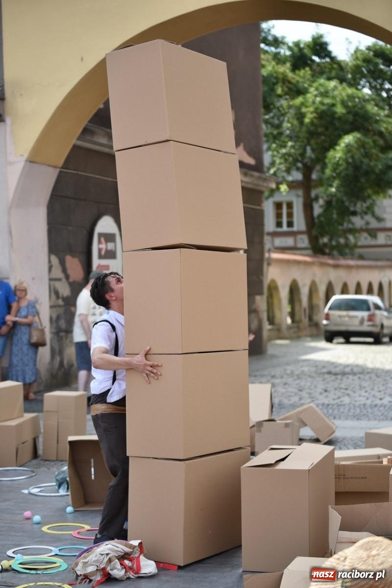 Zdjęcie w galerii na portalu naszraciborz.pl: Co to za cyrki? Spektakl na raciborskim Rynku wiadomości z regionu