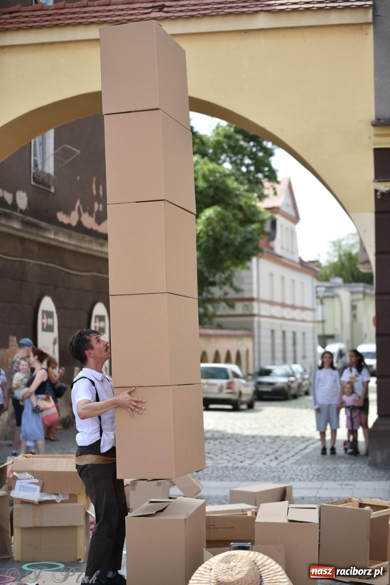 Zdjęcie w galerii na portalu naszraciborz.pl: Co to za cyrki? Spektakl na raciborskim Rynku wiadomości z regionu