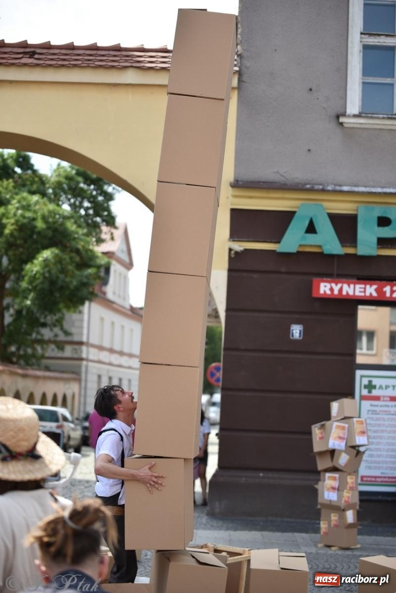 Zdjęcie w galerii na portalu naszraciborz.pl: Co to za cyrki? Spektakl na raciborskim Rynku wiadomości z regionu