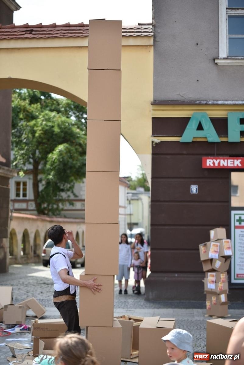 Zdjęcie w galerii na portalu naszraciborz.pl: Co to za cyrki? Spektakl na raciborskim Rynku wiadomości z regionu