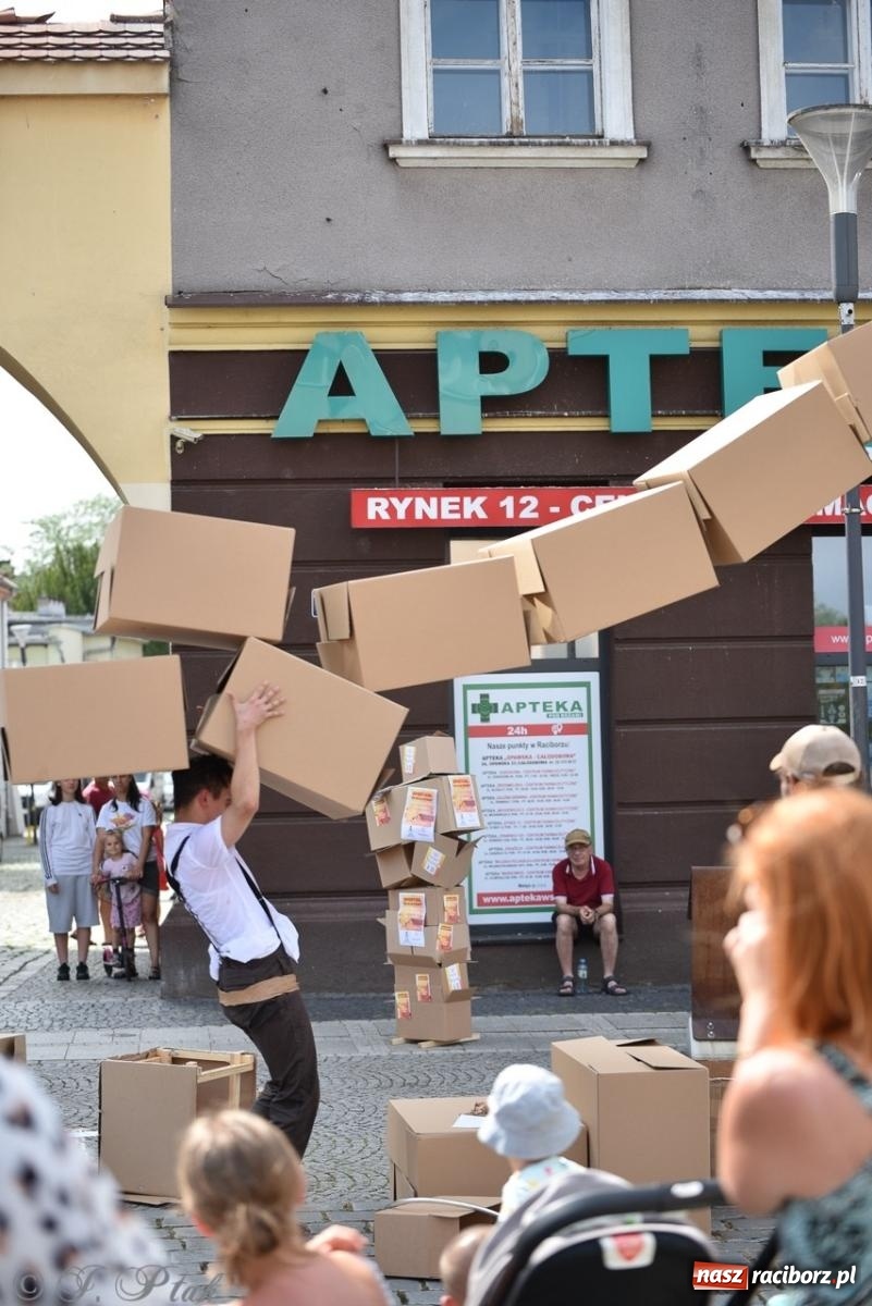 Zdjęcie w galerii na portalu naszraciborz.pl: Co to za cyrki? Spektakl na raciborskim Rynku wiadomości z regionu
