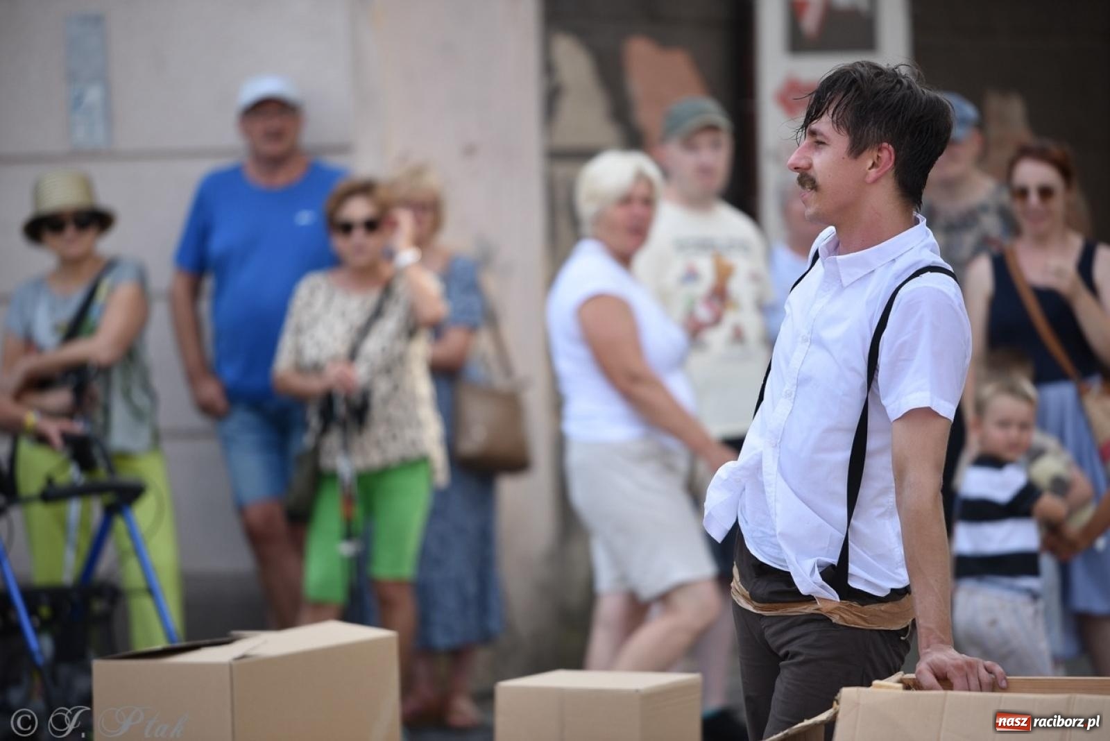 Zdjęcie w galerii na portalu naszraciborz.pl: Co to za cyrki? Spektakl na raciborskim Rynku wiadomości z regionu