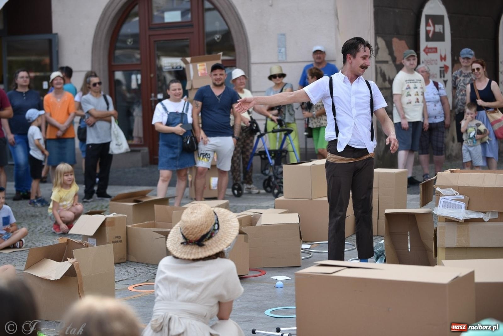 Zdjęcie w galerii na portalu naszraciborz.pl: Co to za cyrki? Spektakl na raciborskim Rynku wiadomości z regionu