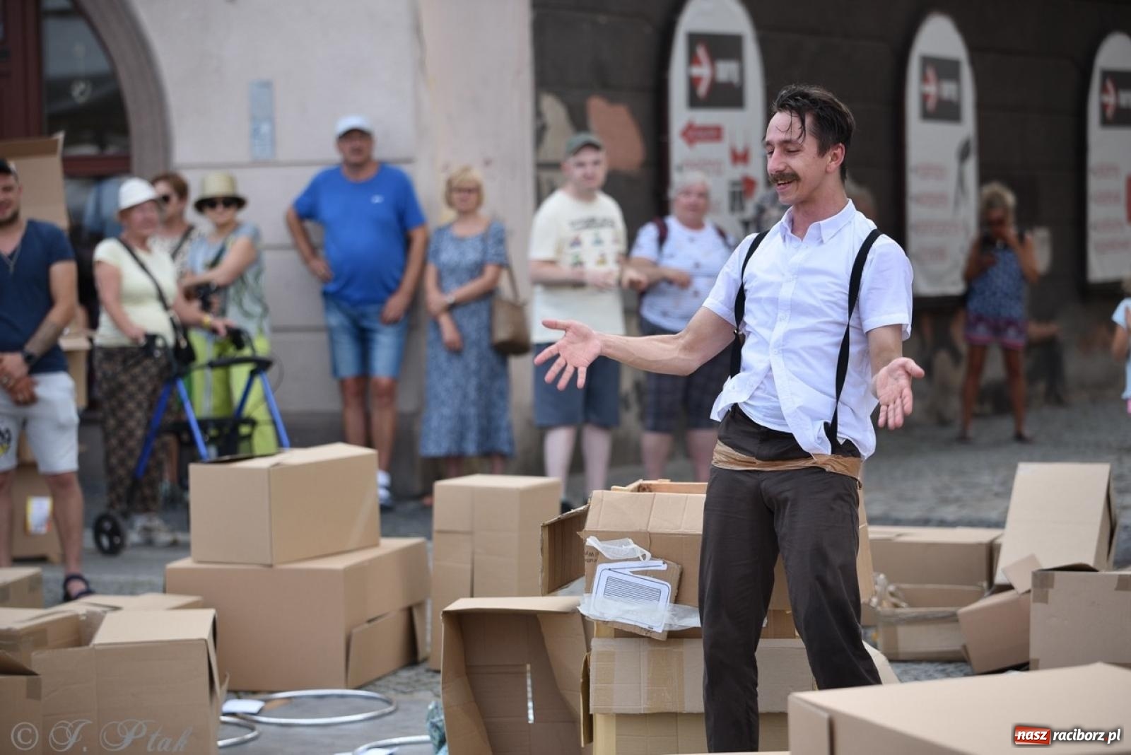 Zdjęcie w galerii na portalu naszraciborz.pl: Co to za cyrki? Spektakl na raciborskim Rynku wiadomości z regionu