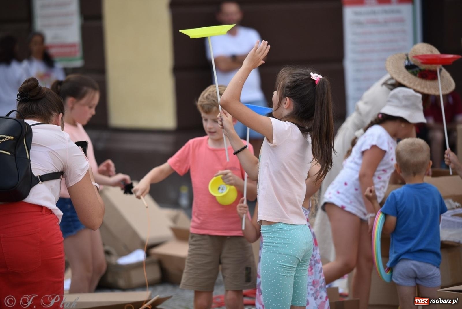 Zdjęcie w galerii na portalu naszraciborz.pl: Co to za cyrki? Spektakl na raciborskim Rynku wiadomości z regionu