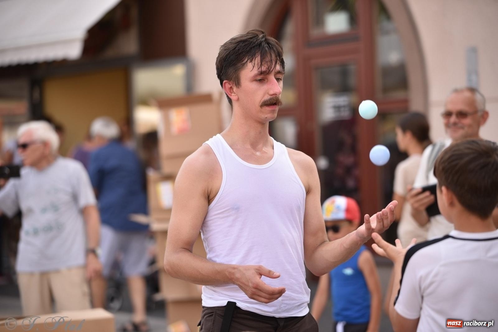 Zdjęcie w galerii na portalu naszraciborz.pl: Co to za cyrki? Spektakl na raciborskim Rynku wiadomości z regionu