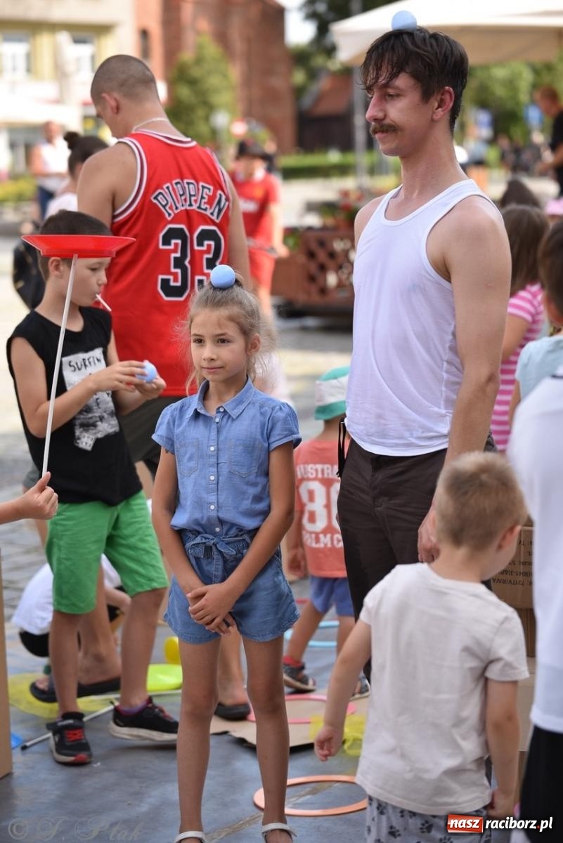 Zdjęcie w galerii na portalu naszraciborz.pl: Co to za cyrki? Spektakl na raciborskim Rynku wiadomości z regionu