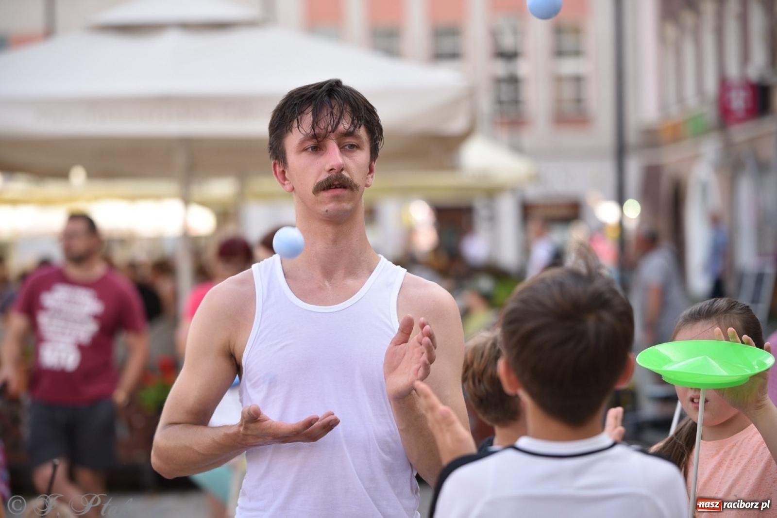 Zdjęcie w galerii na portalu naszraciborz.pl: Co to za cyrki? Spektakl na raciborskim Rynku wiadomości z regionu