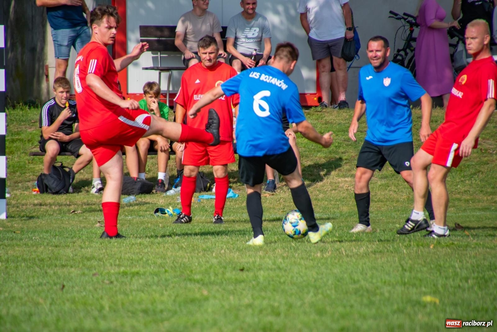 Zdjęcie w galerii na portalu naszraciborz.pl: Piłkarskie pokoleniowe boje w Bojanowie [FOTO i WIDEO] wiadomości z regionu
