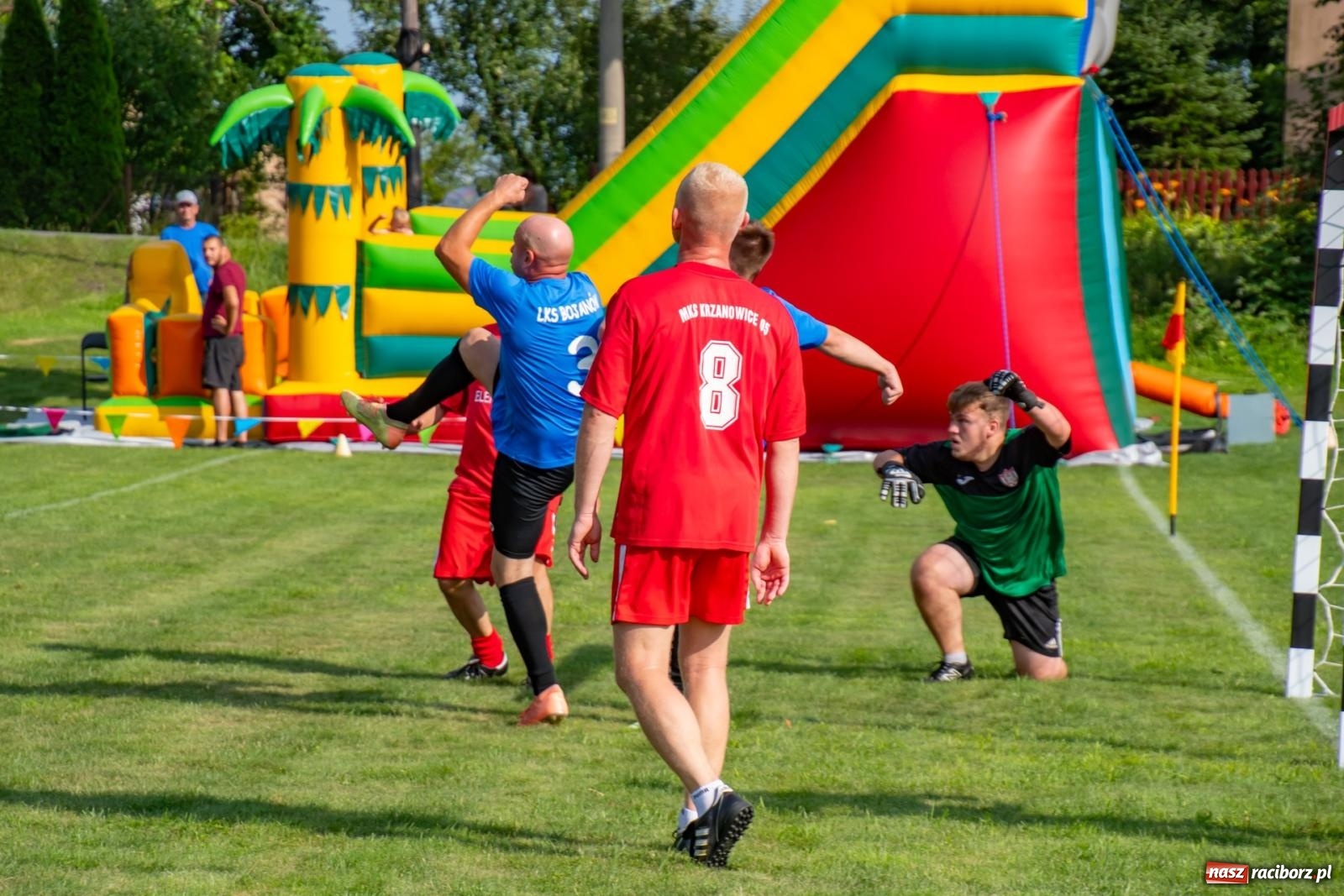 Zdjęcie w galerii na portalu naszraciborz.pl: Piłkarskie pokoleniowe boje w Bojanowie [FOTO i WIDEO] wiadomości z regionu
