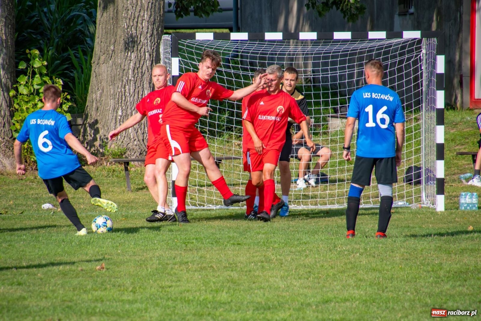 Zdjęcie w galerii na portalu naszraciborz.pl: Piłkarskie pokoleniowe boje w Bojanowie [FOTO i WIDEO] wiadomości z regionu