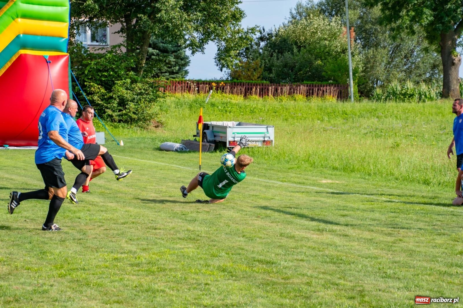 Zdjęcie w galerii na portalu naszraciborz.pl: Piłkarskie pokoleniowe boje w Bojanowie [FOTO i WIDEO] wiadomości z regionu