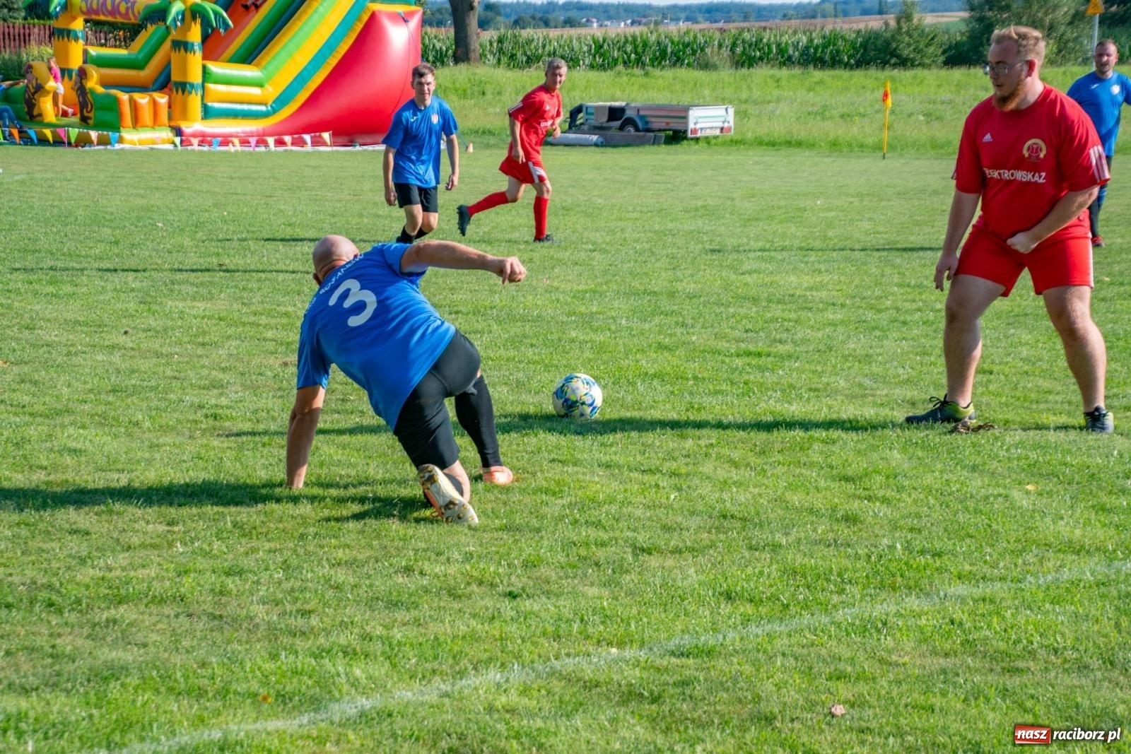 Zdjęcie w galerii na portalu naszraciborz.pl: Piłkarskie pokoleniowe boje w Bojanowie [FOTO i WIDEO] wiadomości z regionu