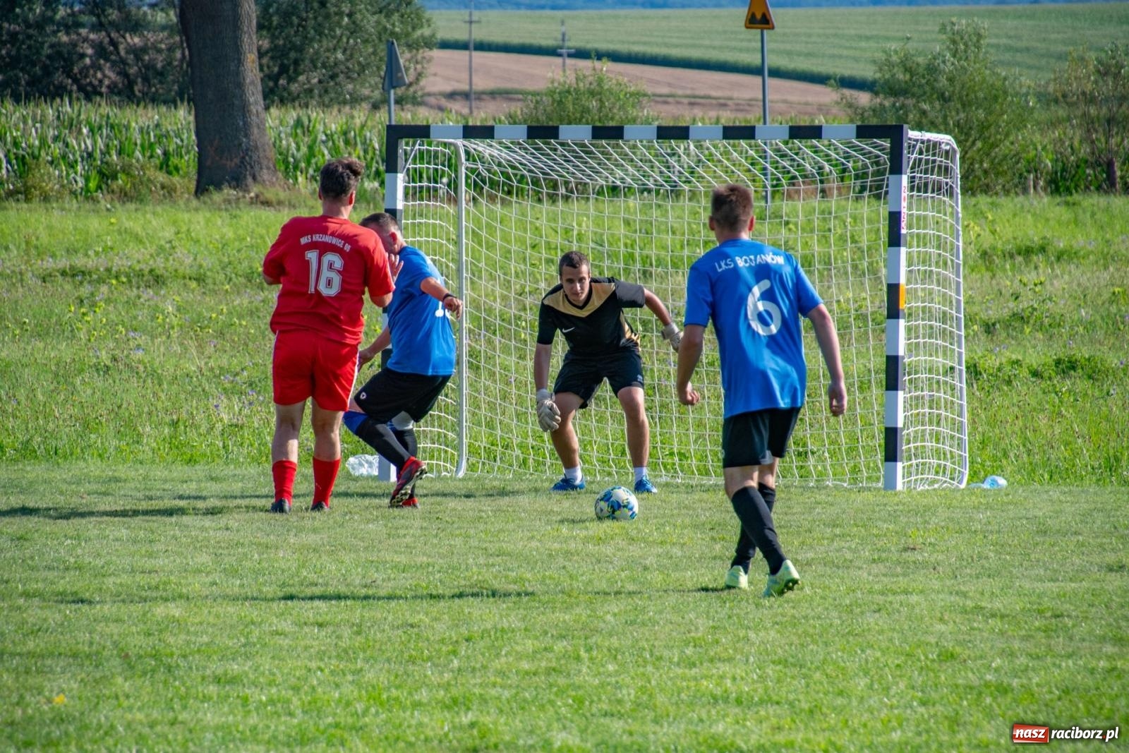 Zdjęcie w galerii na portalu naszraciborz.pl: Piłkarskie pokoleniowe boje w Bojanowie [FOTO i WIDEO] wiadomości z regionu