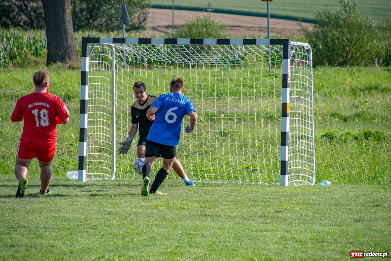 Zdjęcie w galerii na portalu naszraciborz.pl: Piłkarskie pokoleniowe boje w Bojanowie [FOTO i WIDEO] wiadomości z regionu