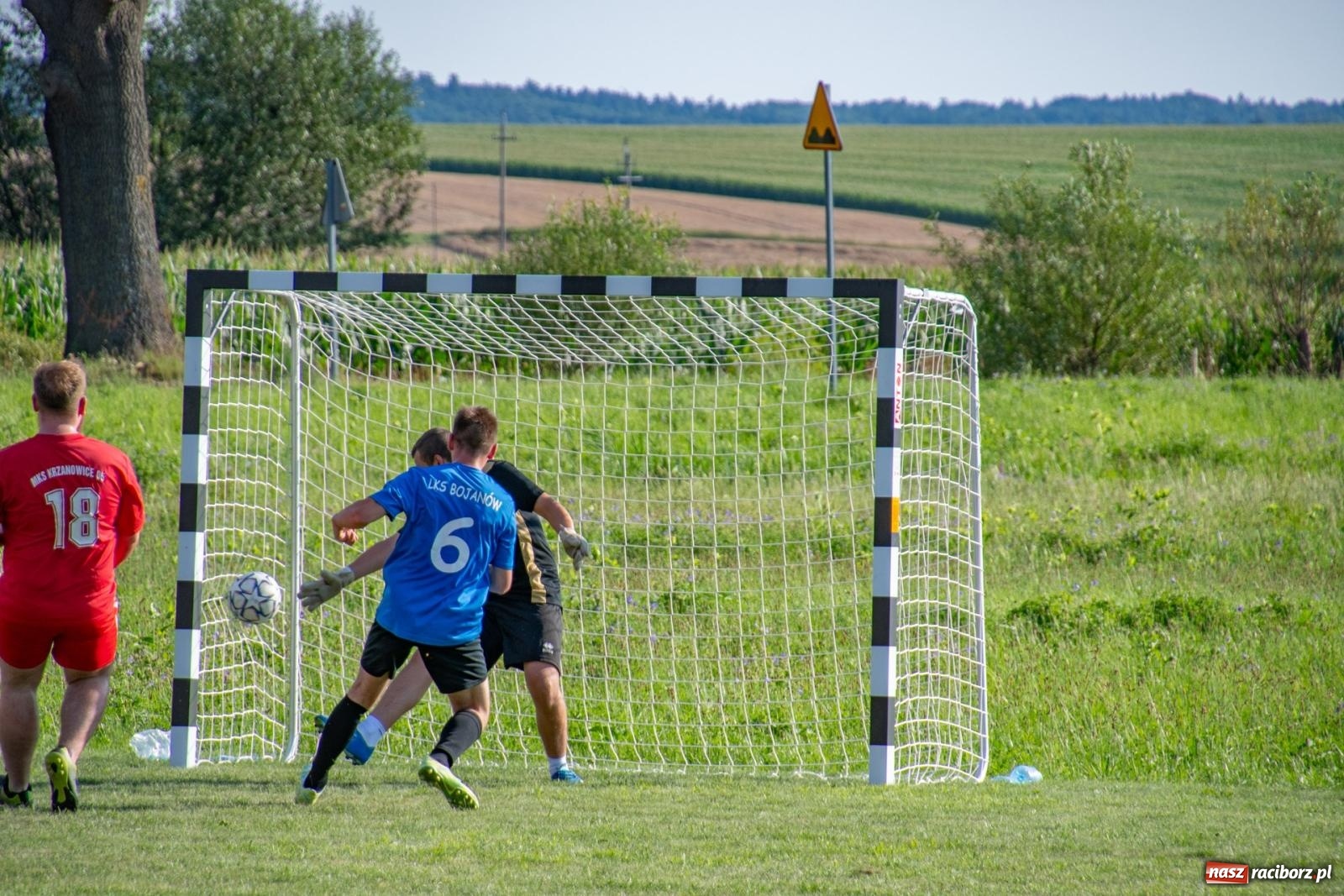 Zdjęcie w galerii na portalu naszraciborz.pl: Piłkarskie pokoleniowe boje w Bojanowie [FOTO i WIDEO] wiadomości z regionu