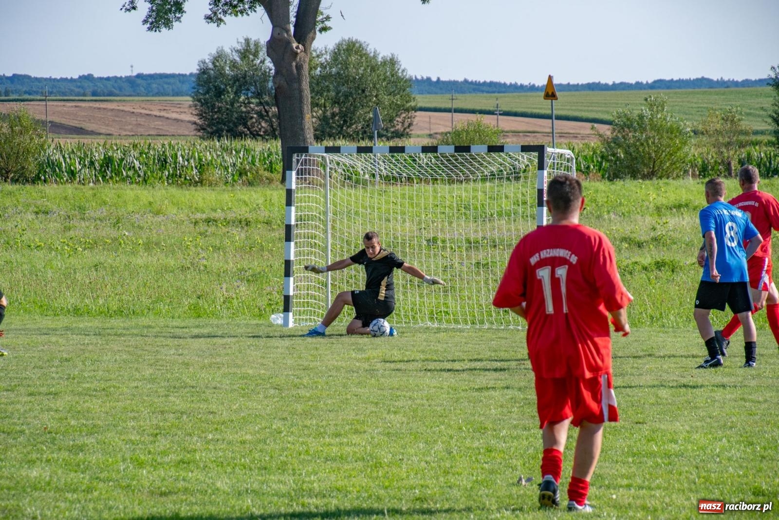 Zdjęcie w galerii na portalu naszraciborz.pl: Piłkarskie pokoleniowe boje w Bojanowie [FOTO i WIDEO] wiadomości z regionu