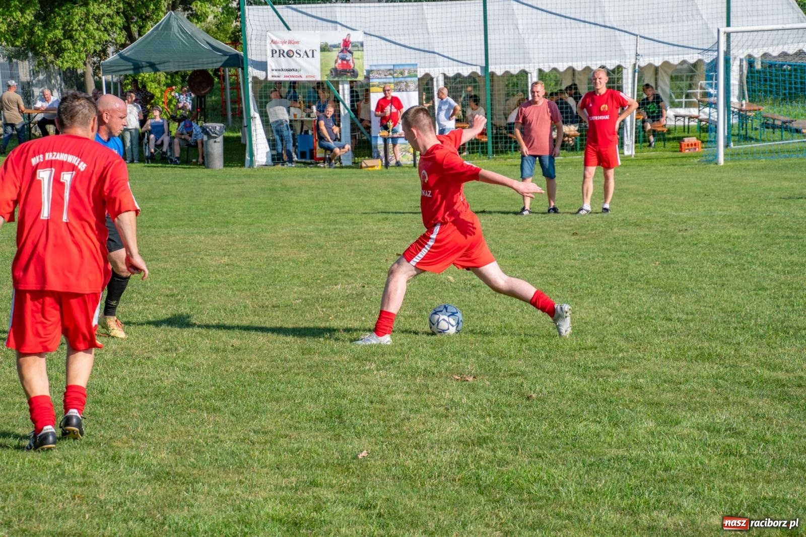 Zdjęcie w galerii na portalu naszraciborz.pl: Piłkarskie pokoleniowe boje w Bojanowie [FOTO i WIDEO] wiadomości z regionu