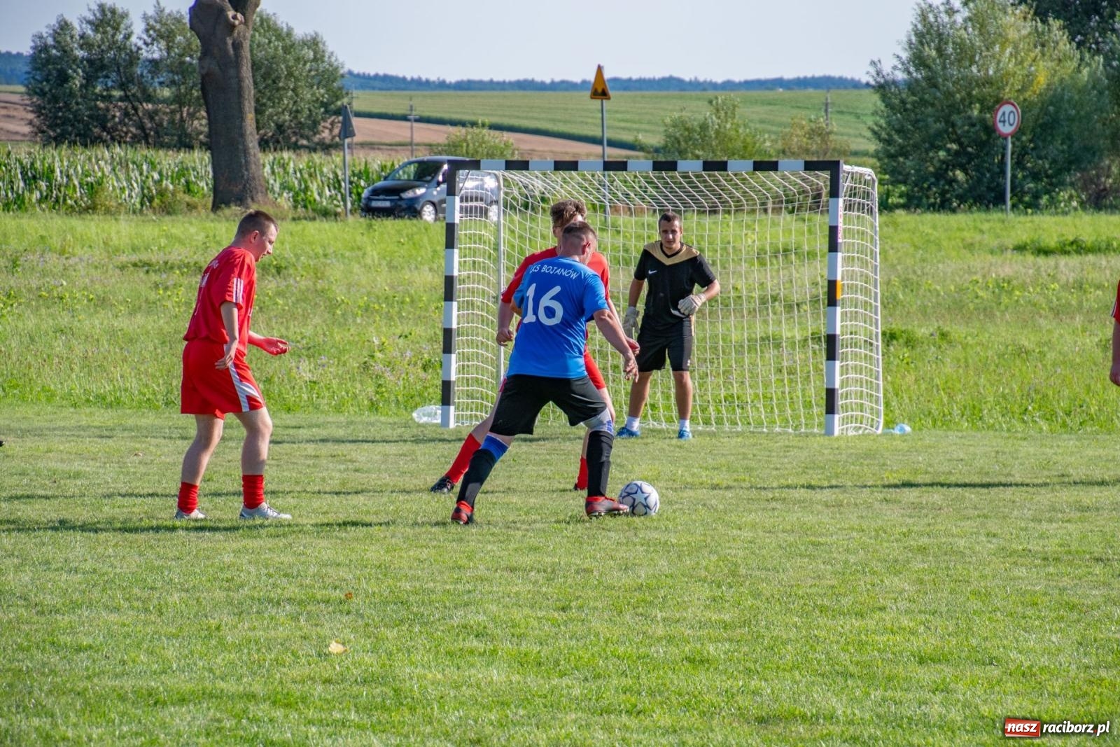 Zdjęcie w galerii na portalu naszraciborz.pl: Piłkarskie pokoleniowe boje w Bojanowie [FOTO i WIDEO] wiadomości z regionu