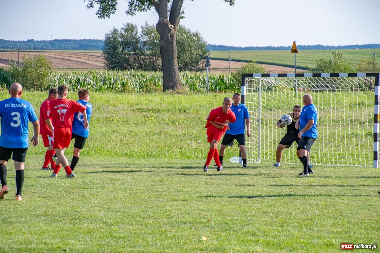 Zdjęcie w galerii na portalu naszraciborz.pl: Piłkarskie pokoleniowe boje w Bojanowie [FOTO i WIDEO] wiadomości z regionu