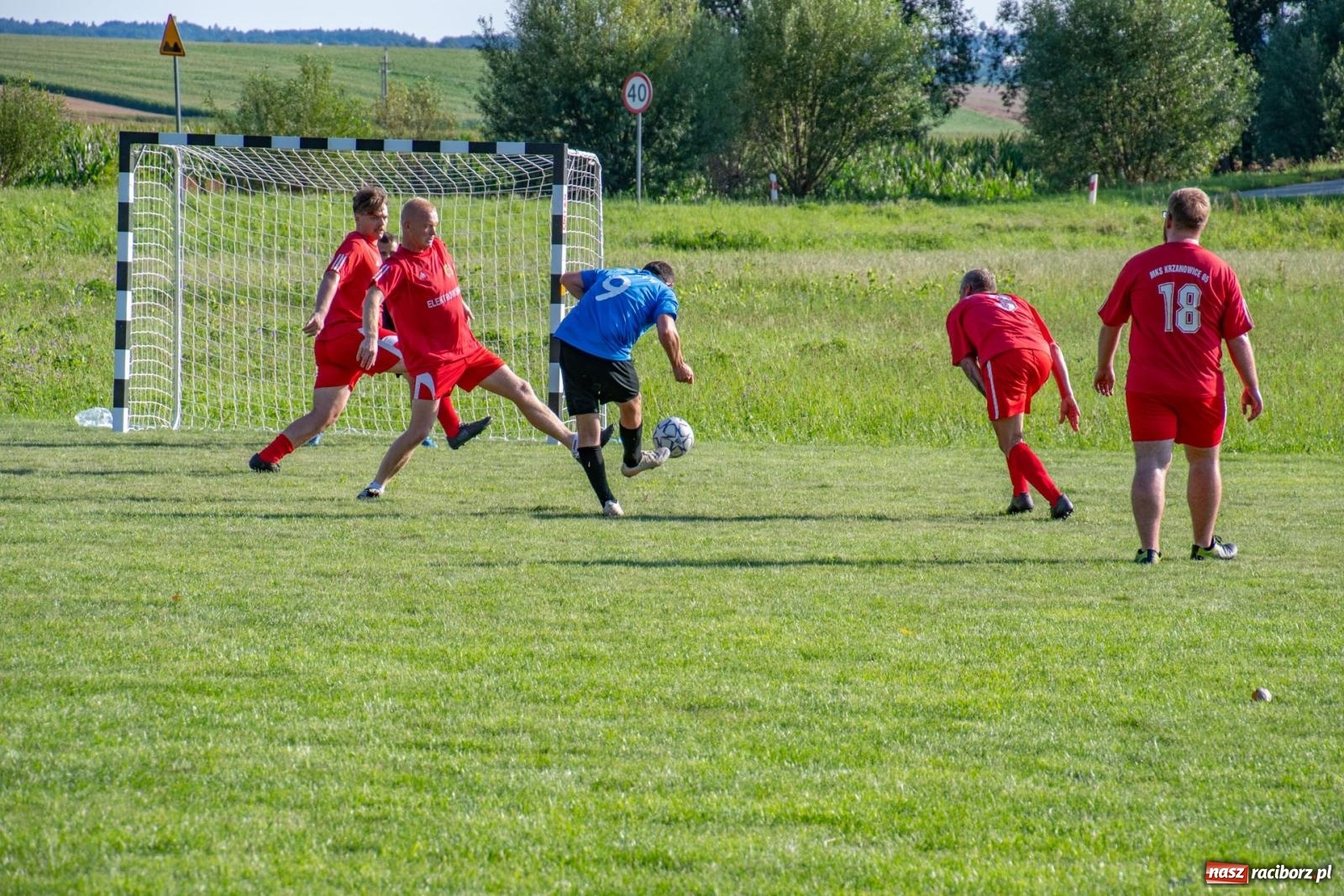 Zdjęcie w galerii na portalu naszraciborz.pl: Piłkarskie pokoleniowe boje w Bojanowie [FOTO i WIDEO] wiadomości z regionu