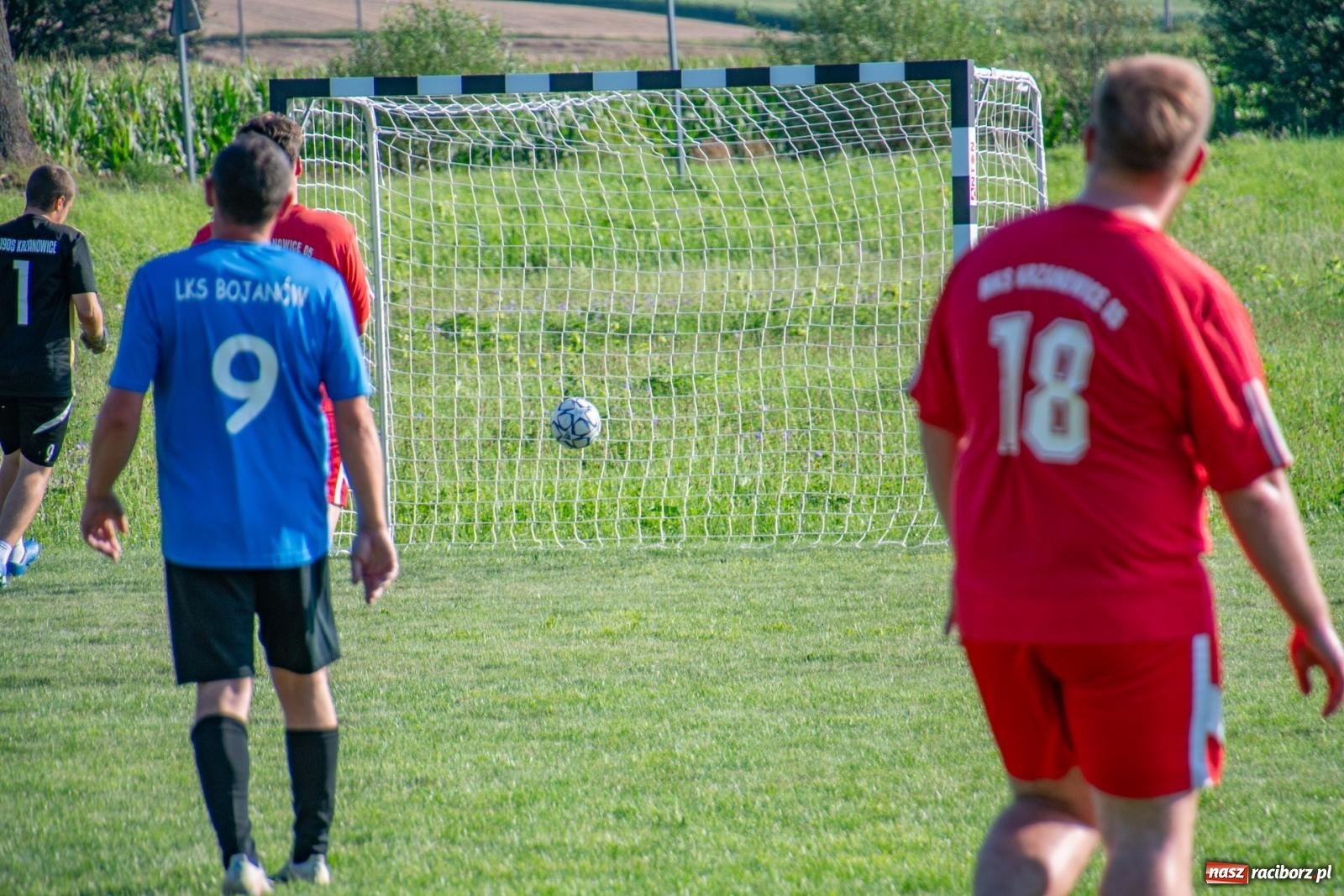 Zdjęcie w galerii na portalu naszraciborz.pl: Piłkarskie pokoleniowe boje w Bojanowie [FOTO i WIDEO] wiadomości z regionu