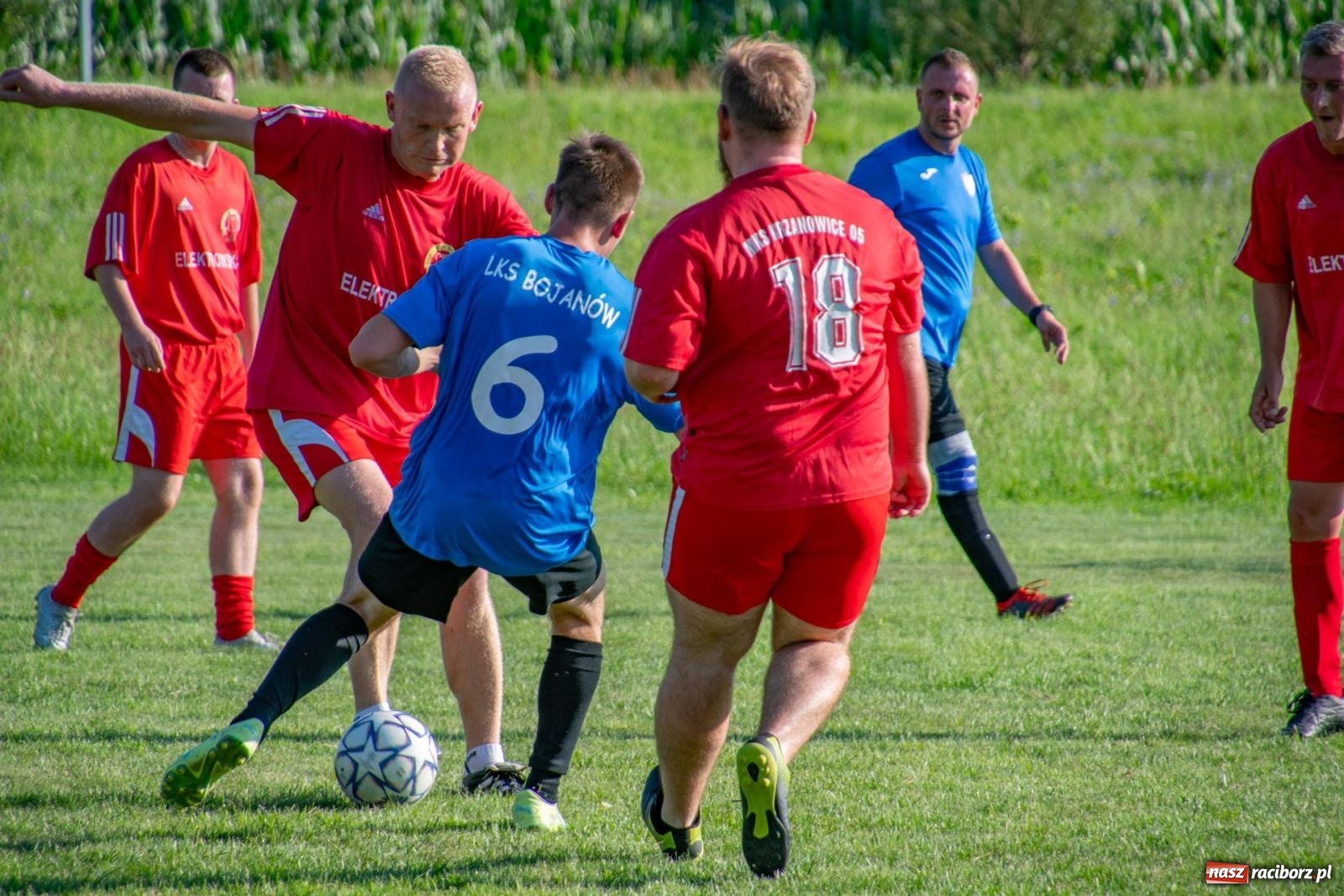 Zdjęcie w galerii na portalu naszraciborz.pl: Piłkarskie pokoleniowe boje w Bojanowie [FOTO i WIDEO] wiadomości z regionu