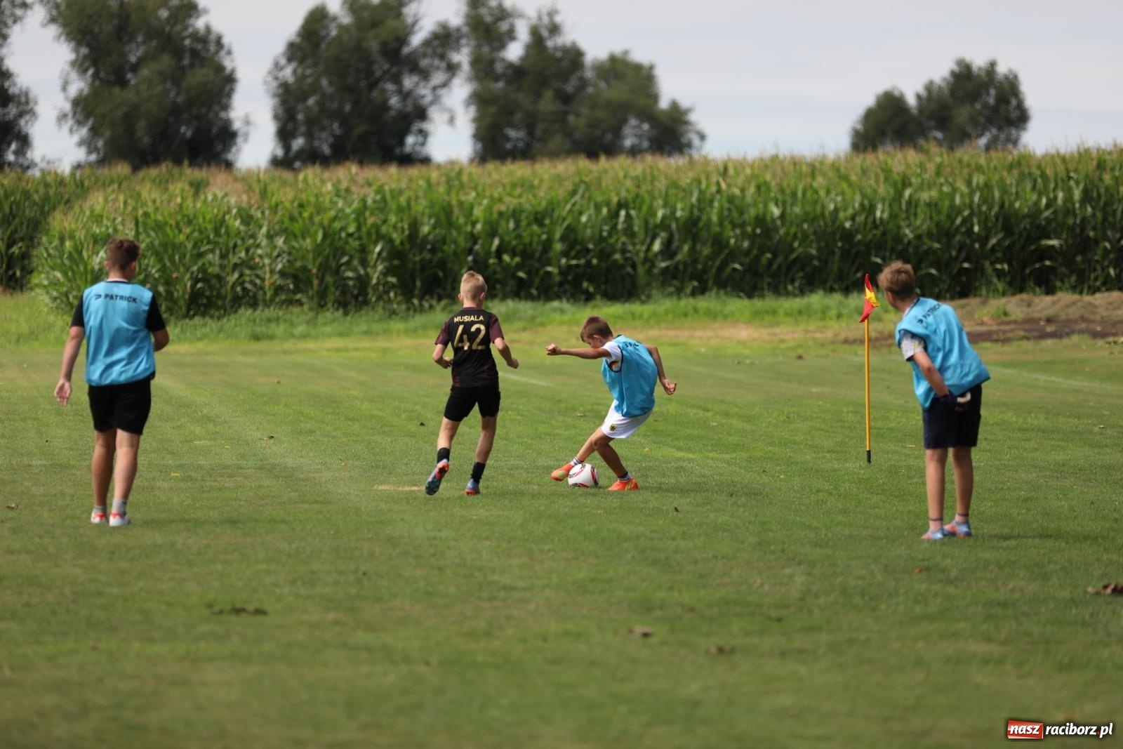 Zdjęcie w galerii na portalu naszraciborz.pl: Piłkarskie pokoleniowe boje w Bojanowie [FOTO i WIDEO] wiadomości z regionu