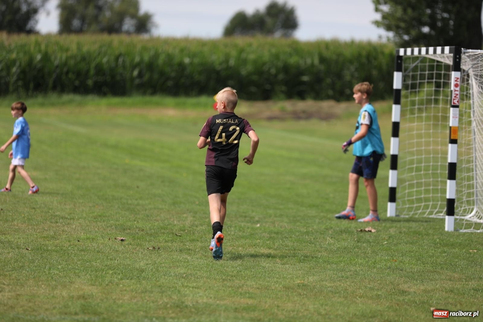 Zdjęcie w galerii na portalu naszraciborz.pl: Piłkarskie pokoleniowe boje w Bojanowie [FOTO i WIDEO] wiadomości z regionu