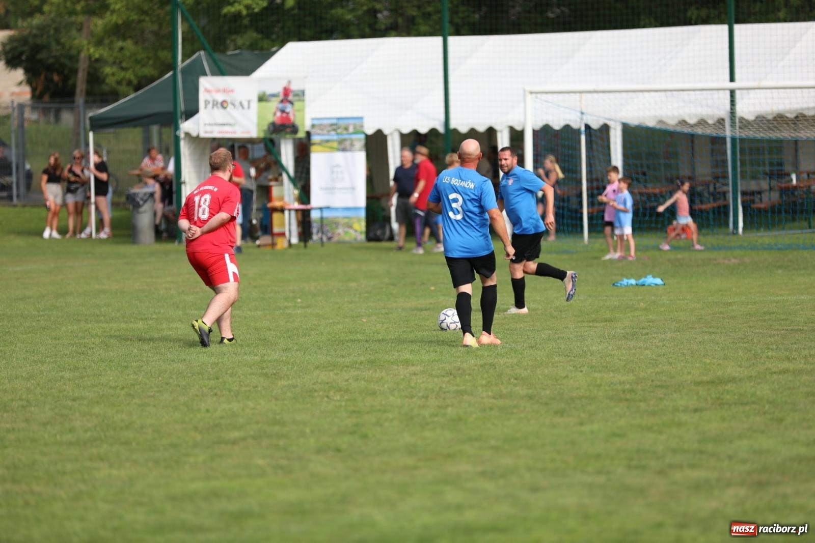 Zdjęcie w galerii na portalu naszraciborz.pl: Piłkarskie pokoleniowe boje w Bojanowie [FOTO i WIDEO] wiadomości z regionu