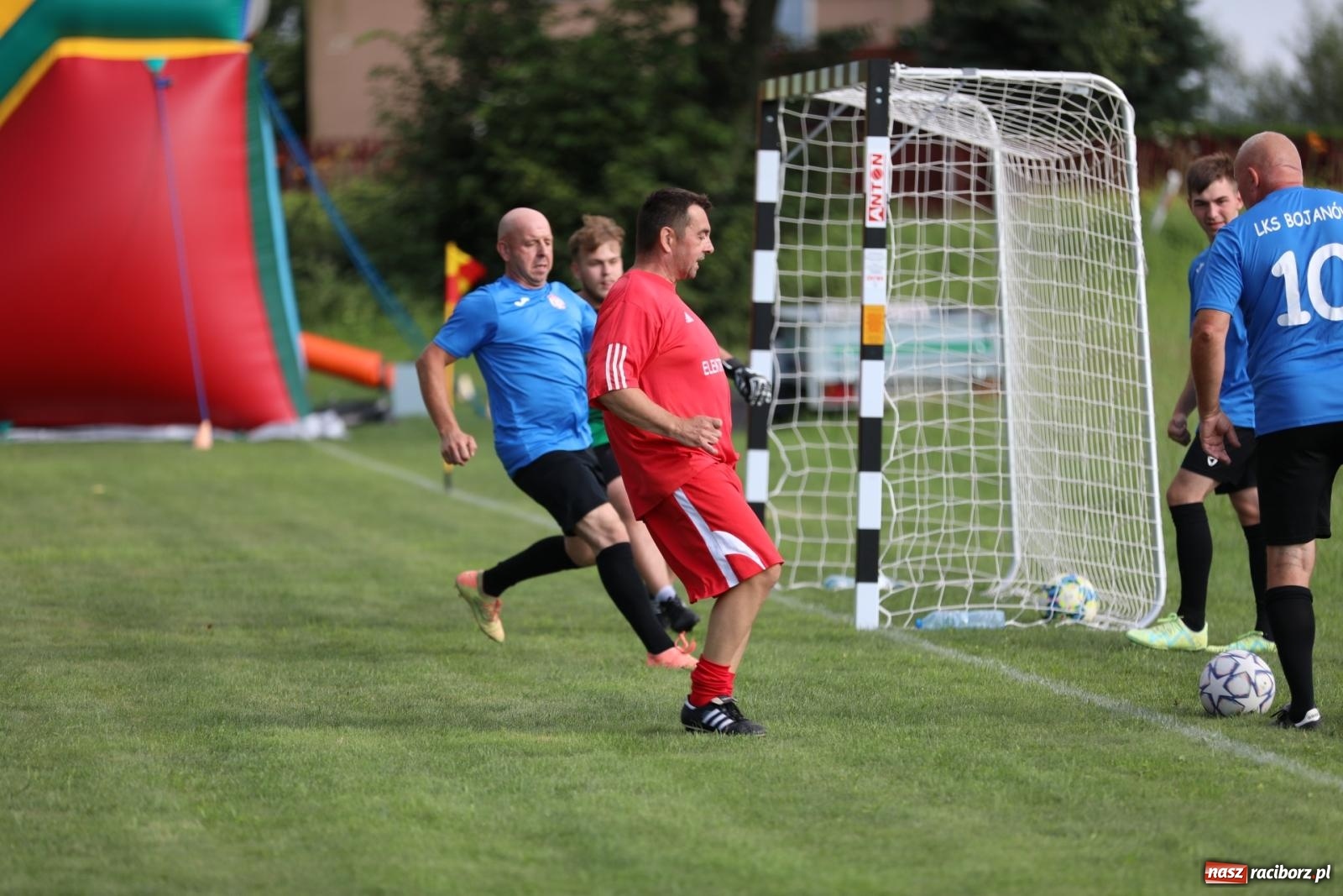 Zdjęcie w galerii na portalu naszraciborz.pl: Piłkarskie pokoleniowe boje w Bojanowie [FOTO i WIDEO] wiadomości z regionu