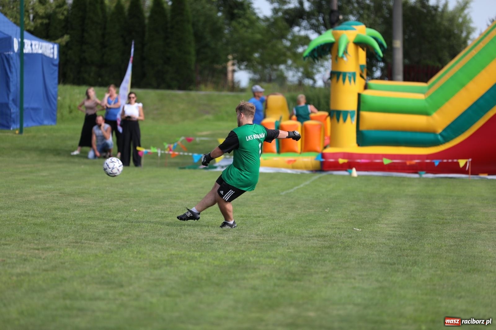 Zdjęcie w galerii na portalu naszraciborz.pl: Piłkarskie pokoleniowe boje w Bojanowie [FOTO i WIDEO] wiadomości z regionu