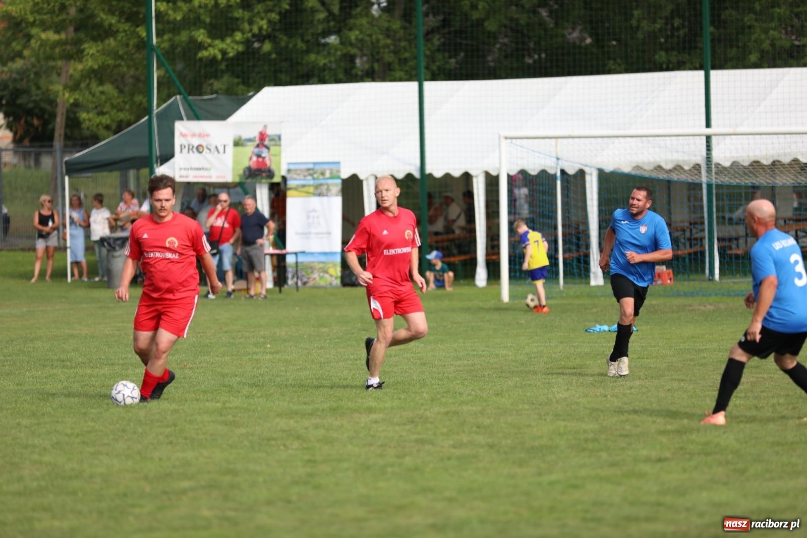 Zdjęcie w galerii na portalu naszraciborz.pl: Piłkarskie pokoleniowe boje w Bojanowie [FOTO i WIDEO] wiadomości z regionu