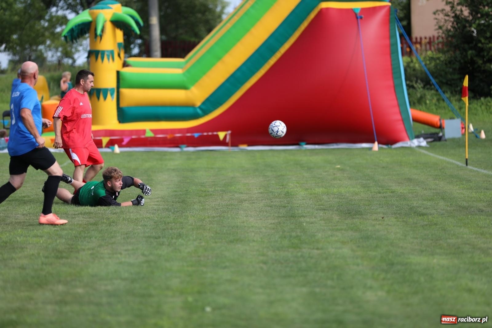 Zdjęcie w galerii na portalu naszraciborz.pl: Piłkarskie pokoleniowe boje w Bojanowie [FOTO i WIDEO] wiadomości z regionu