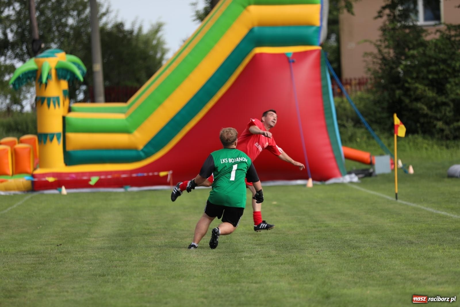 Zdjęcie w galerii na portalu naszraciborz.pl: Piłkarskie pokoleniowe boje w Bojanowie [FOTO i WIDEO] wiadomości z regionu