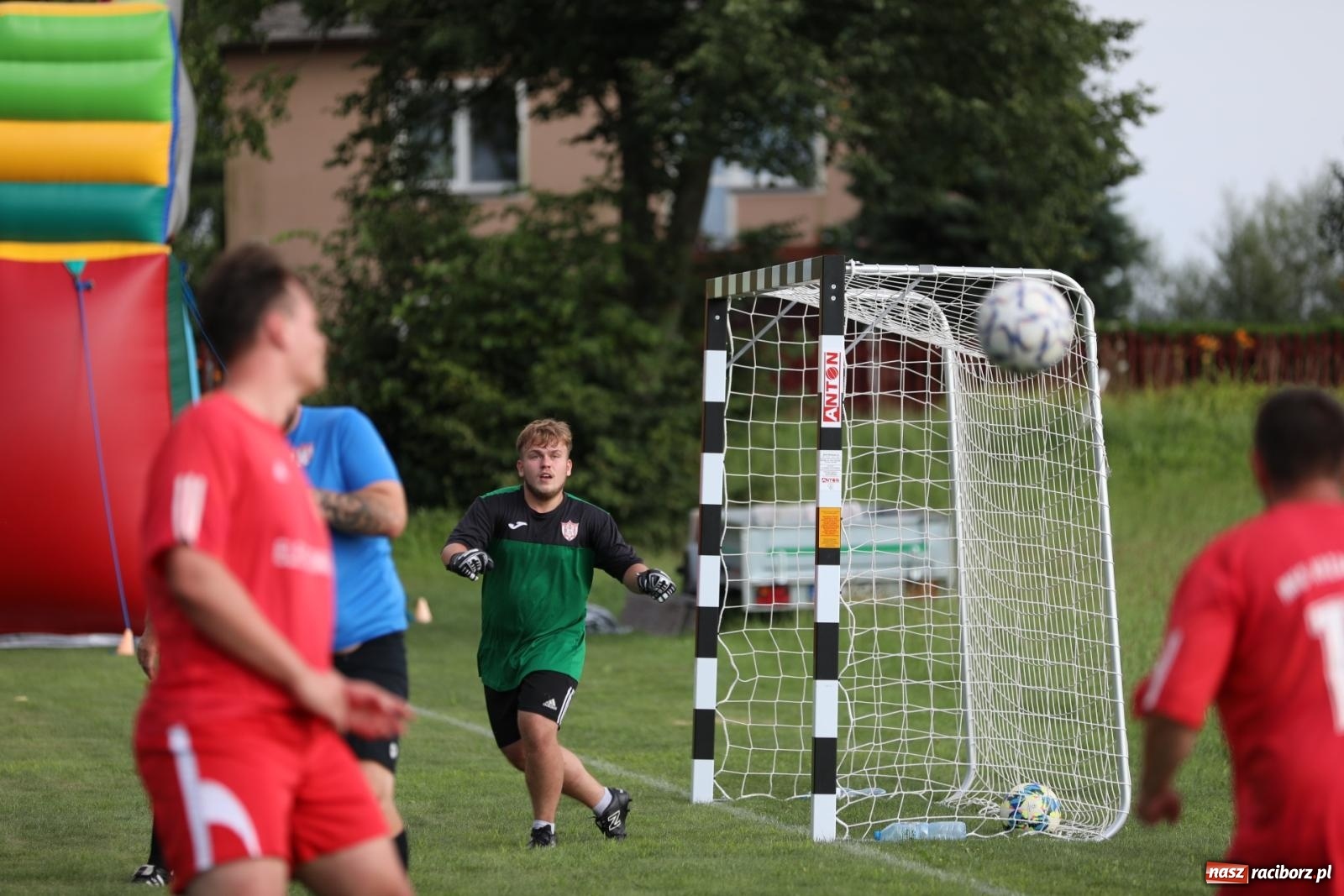 Zdjęcie w galerii na portalu naszraciborz.pl: Piłkarskie pokoleniowe boje w Bojanowie [FOTO i WIDEO] wiadomości z regionu