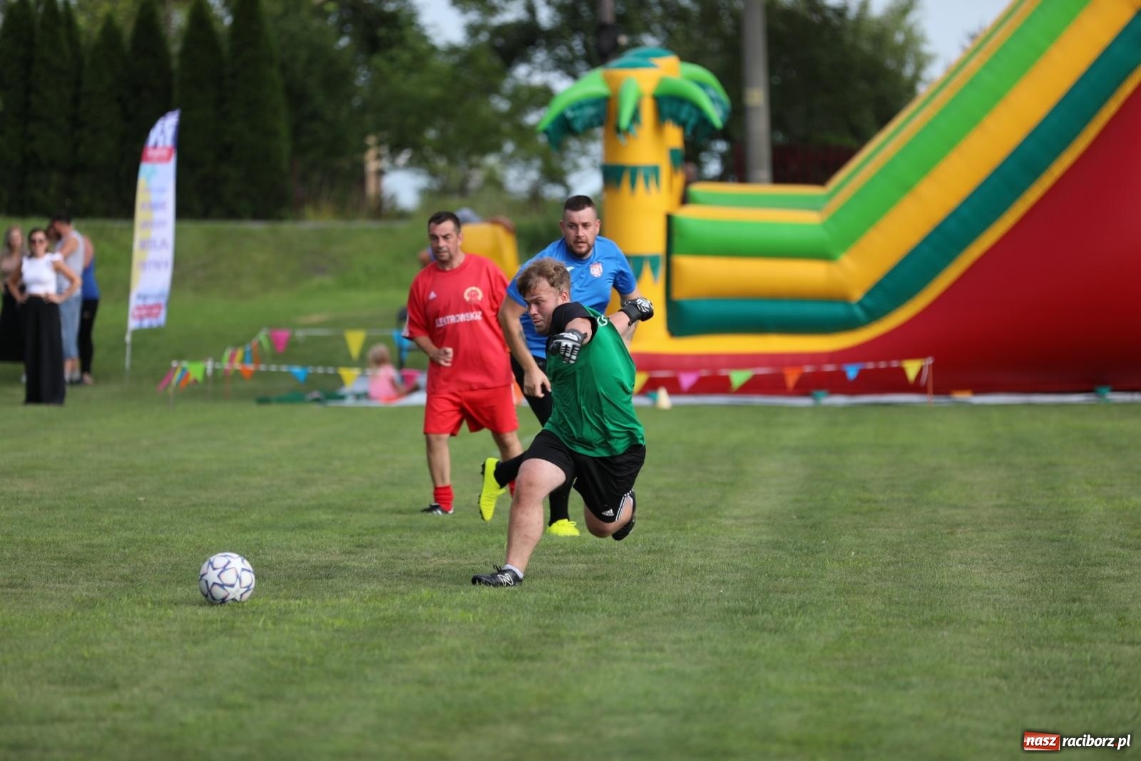Zdjęcie w galerii na portalu naszraciborz.pl: Piłkarskie pokoleniowe boje w Bojanowie [FOTO i WIDEO] wiadomości z regionu