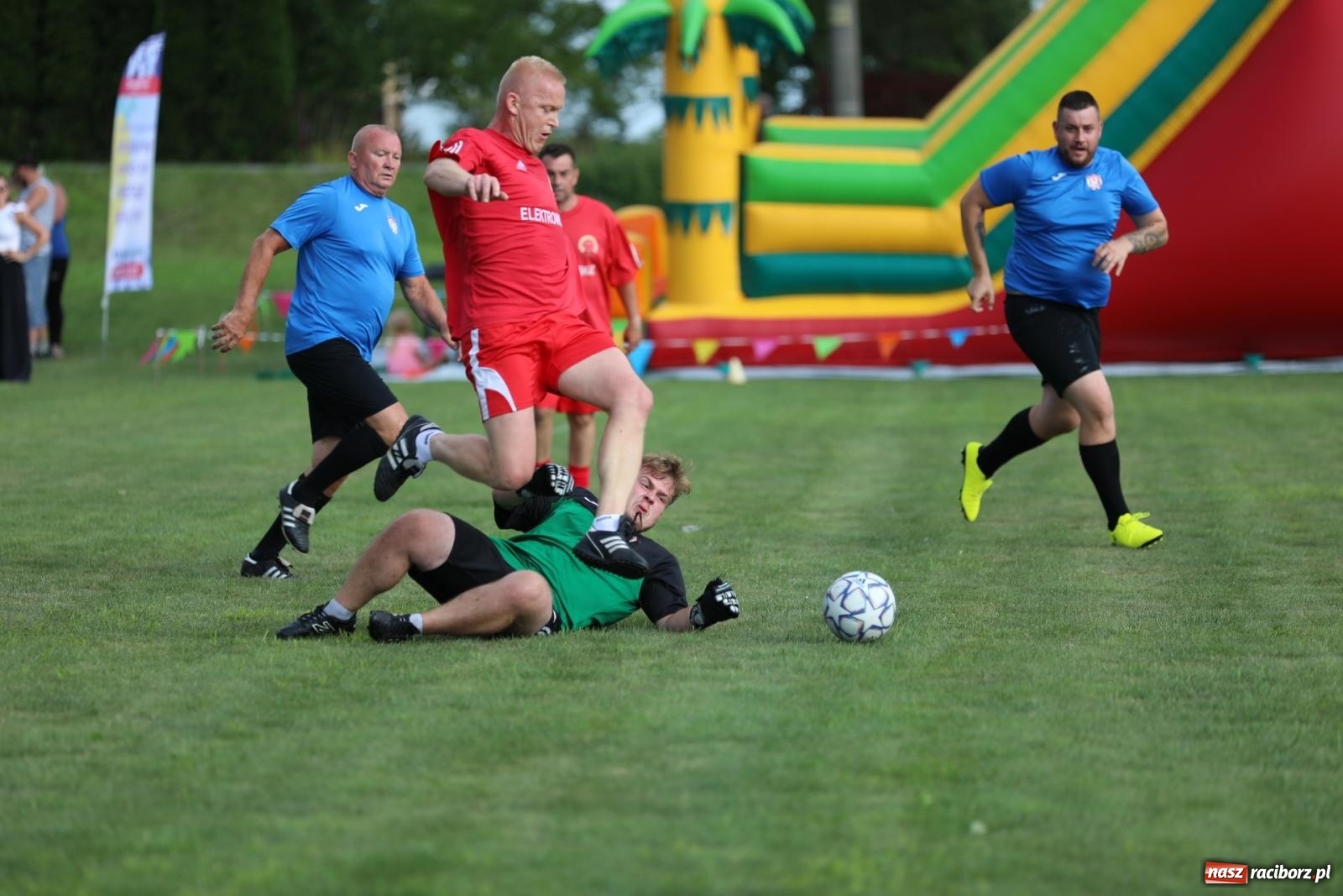 Zdjęcie w galerii na portalu naszraciborz.pl: Piłkarskie pokoleniowe boje w Bojanowie [FOTO i WIDEO] wiadomości z regionu
