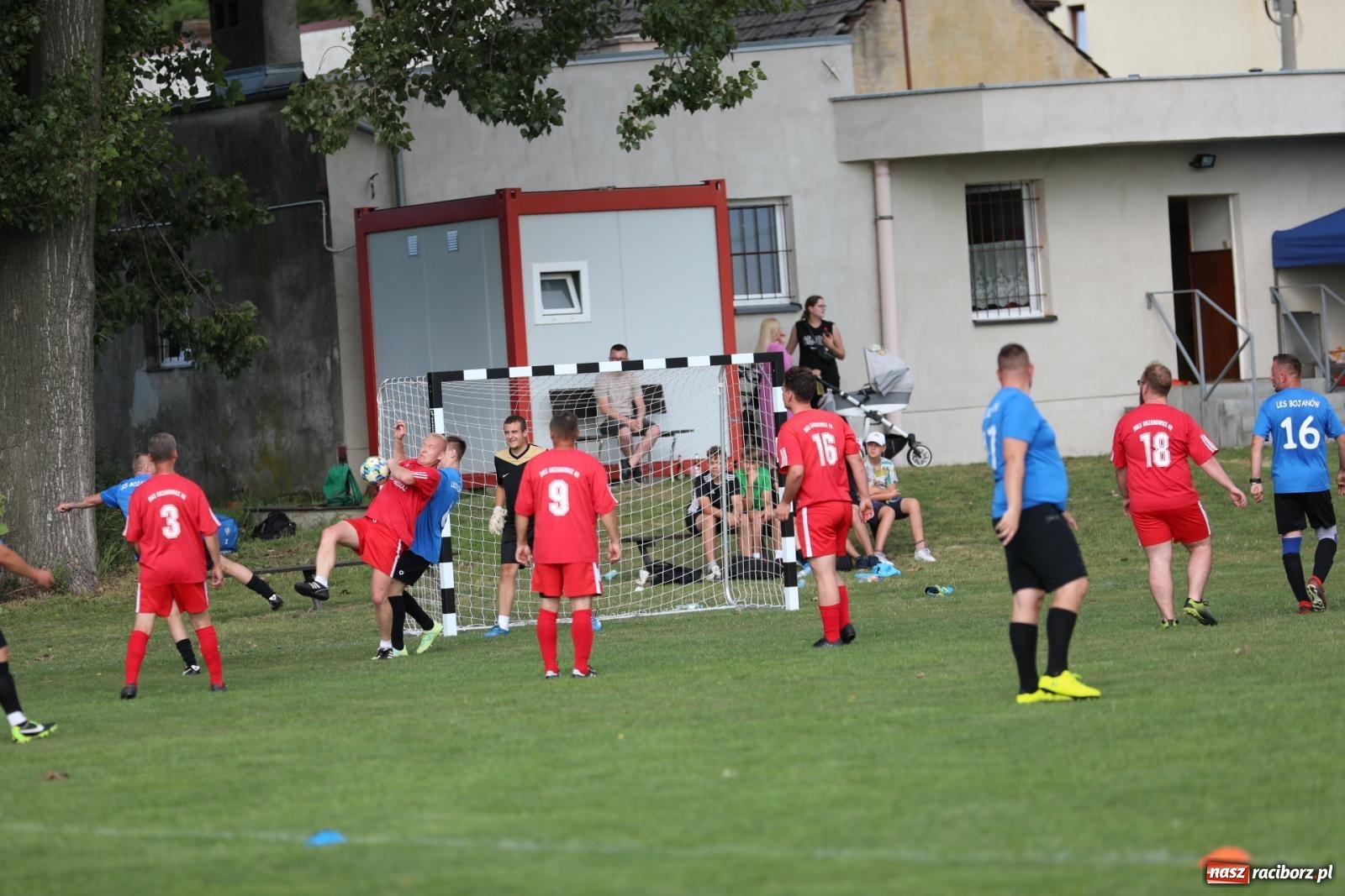Zdjęcie w galerii na portalu naszraciborz.pl: Piłkarskie pokoleniowe boje w Bojanowie [FOTO i WIDEO] wiadomości z regionu