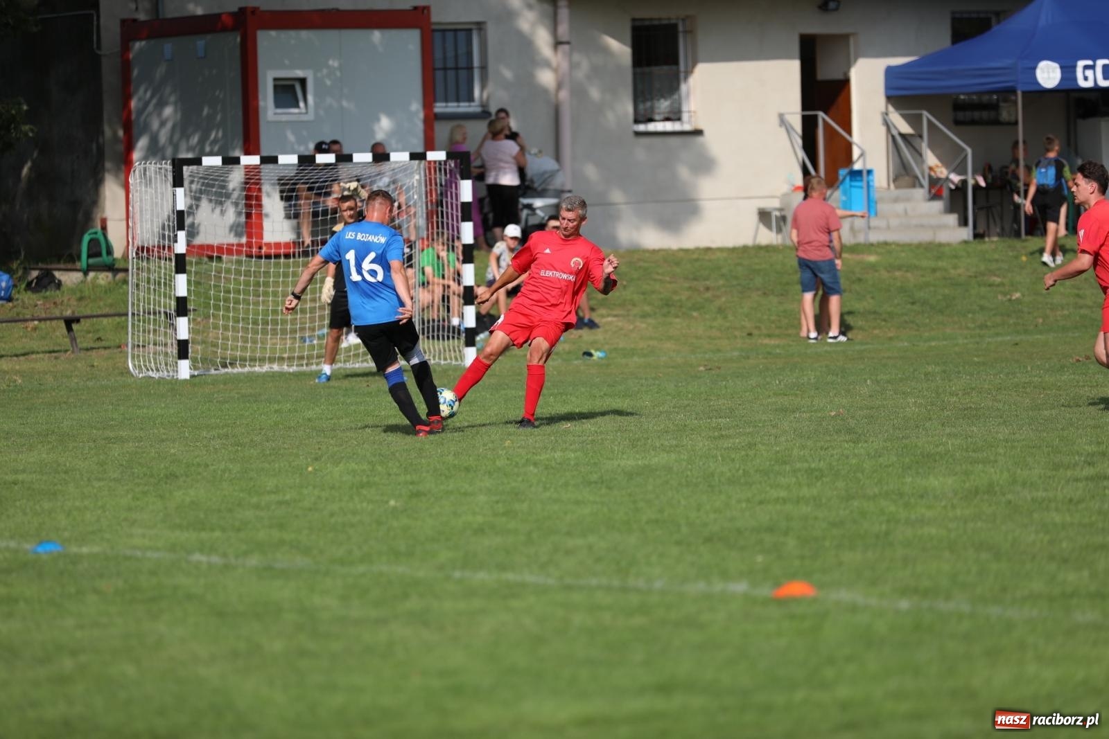 Zdjęcie w galerii na portalu naszraciborz.pl: Piłkarskie pokoleniowe boje w Bojanowie [FOTO i WIDEO] wiadomości z regionu