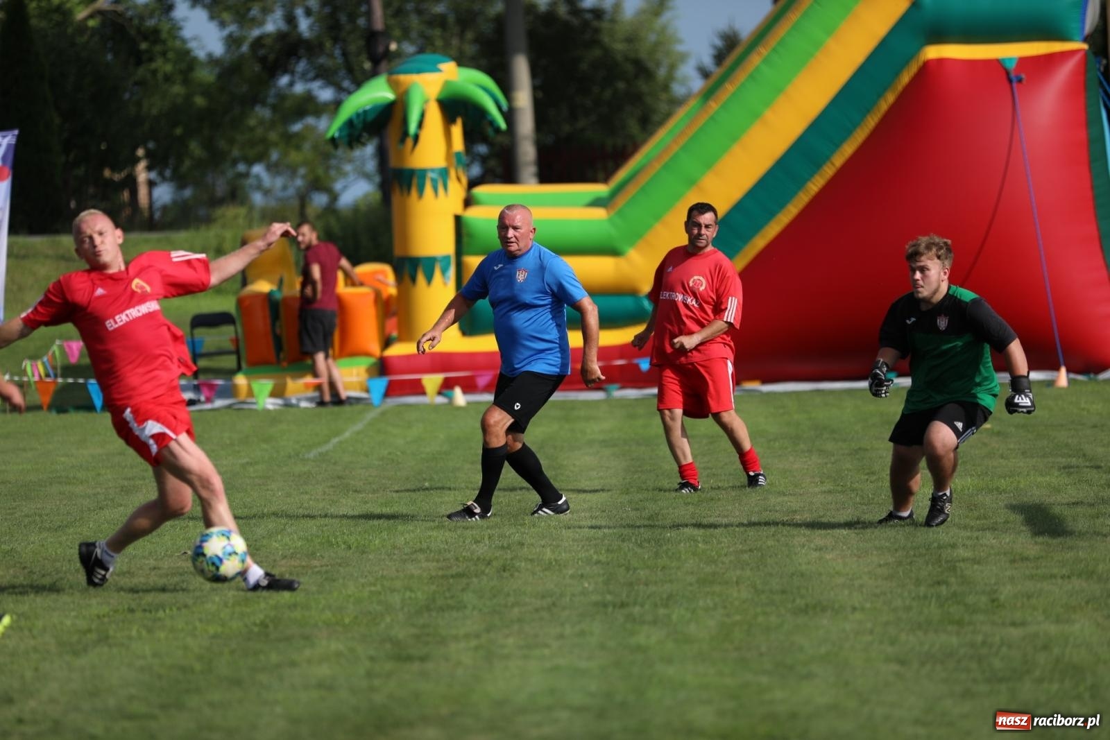 Zdjęcie w galerii na portalu naszraciborz.pl: Piłkarskie pokoleniowe boje w Bojanowie [FOTO i WIDEO] wiadomości z regionu