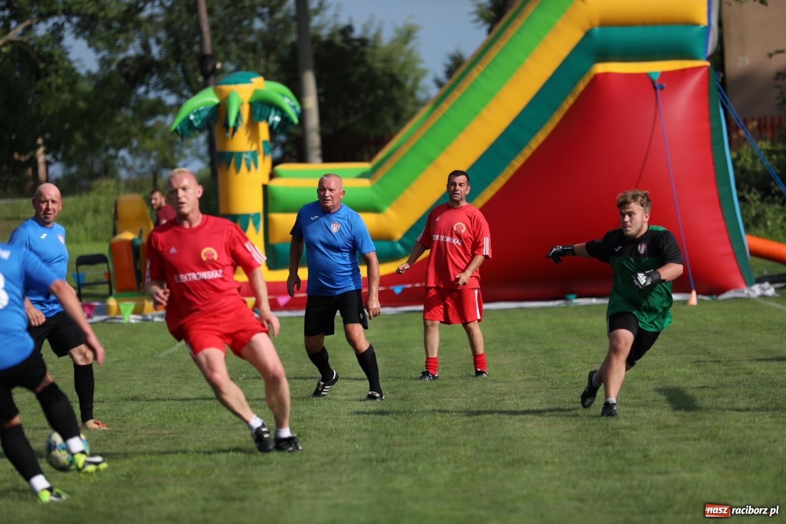 Zdjęcie w galerii na portalu naszraciborz.pl: Piłkarskie pokoleniowe boje w Bojanowie [FOTO i WIDEO] wiadomości z regionu